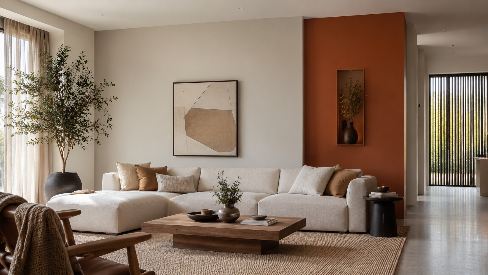 Frisch renovierter, eleganter Raum mit glatten Wänden – Gerrit Dietrich-Raumdesign