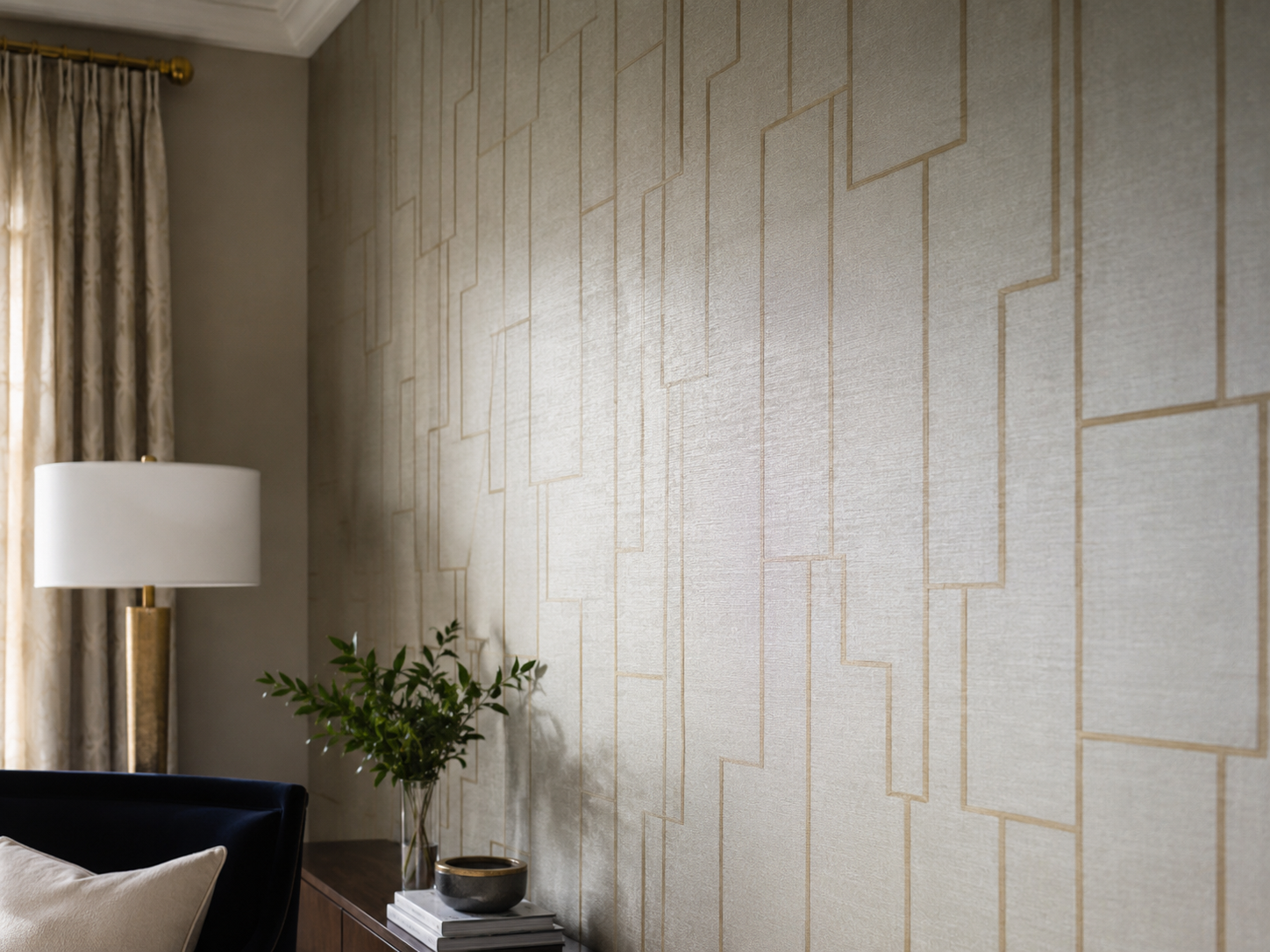 Frisch tapezierte Wand mit eleganter Designtapete